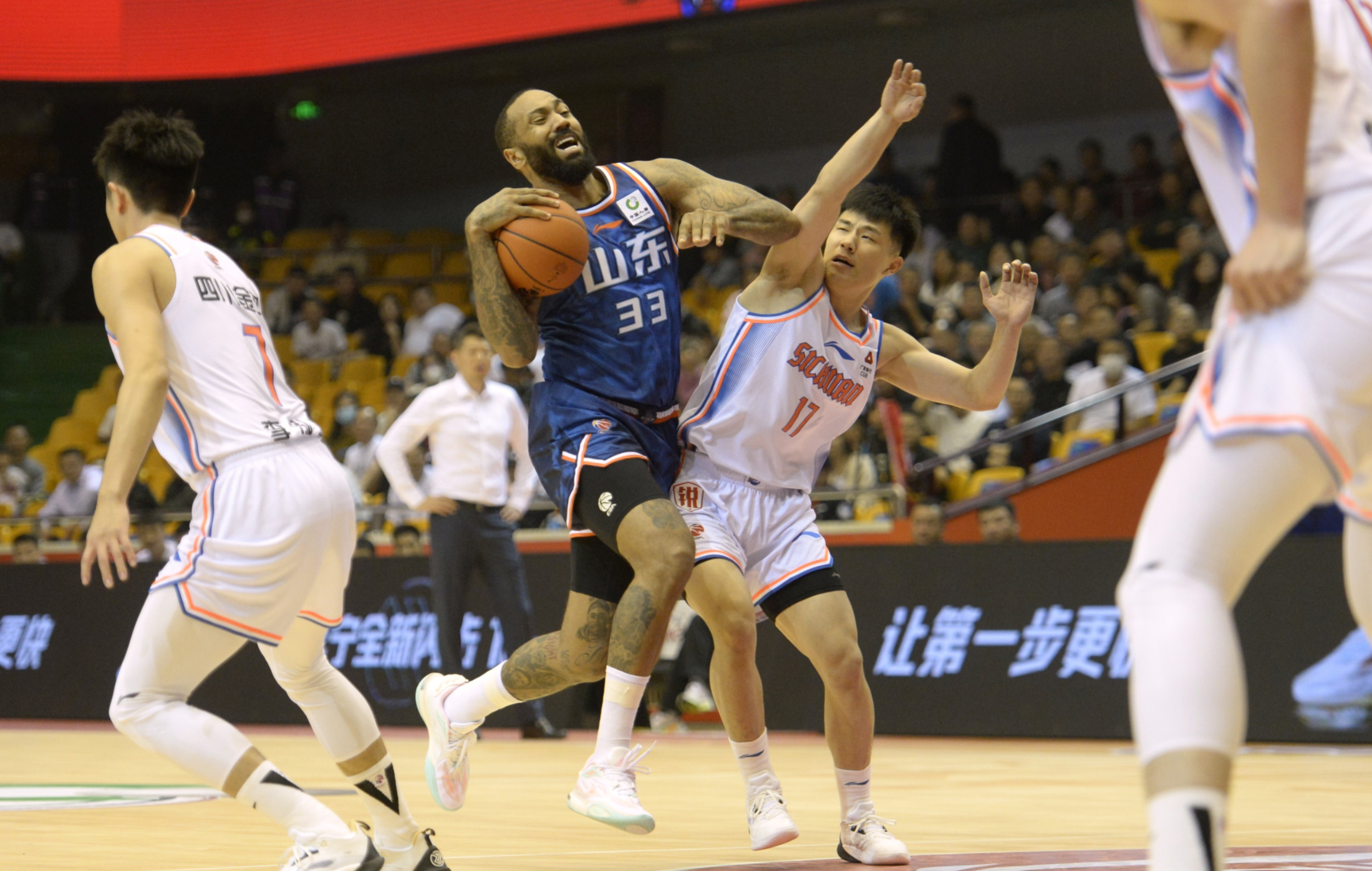 体育赛事-关键时刻深圳男篮调整名单以备CBA常规赛，更衣室发声环节打磨，压力陡增，数据趋势出现新变化的简单介绍